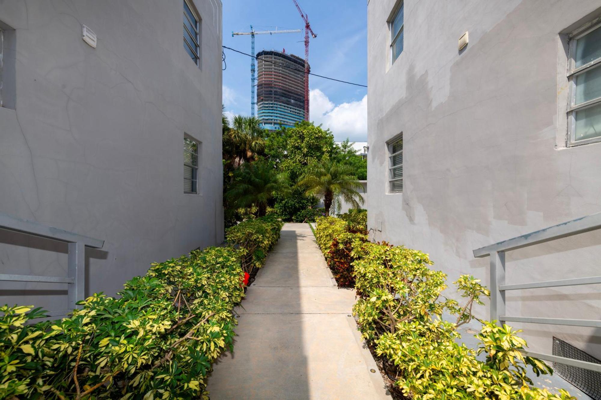 Sunny Days Apartments ไมอามีบีช ภายนอก รูปภาพ